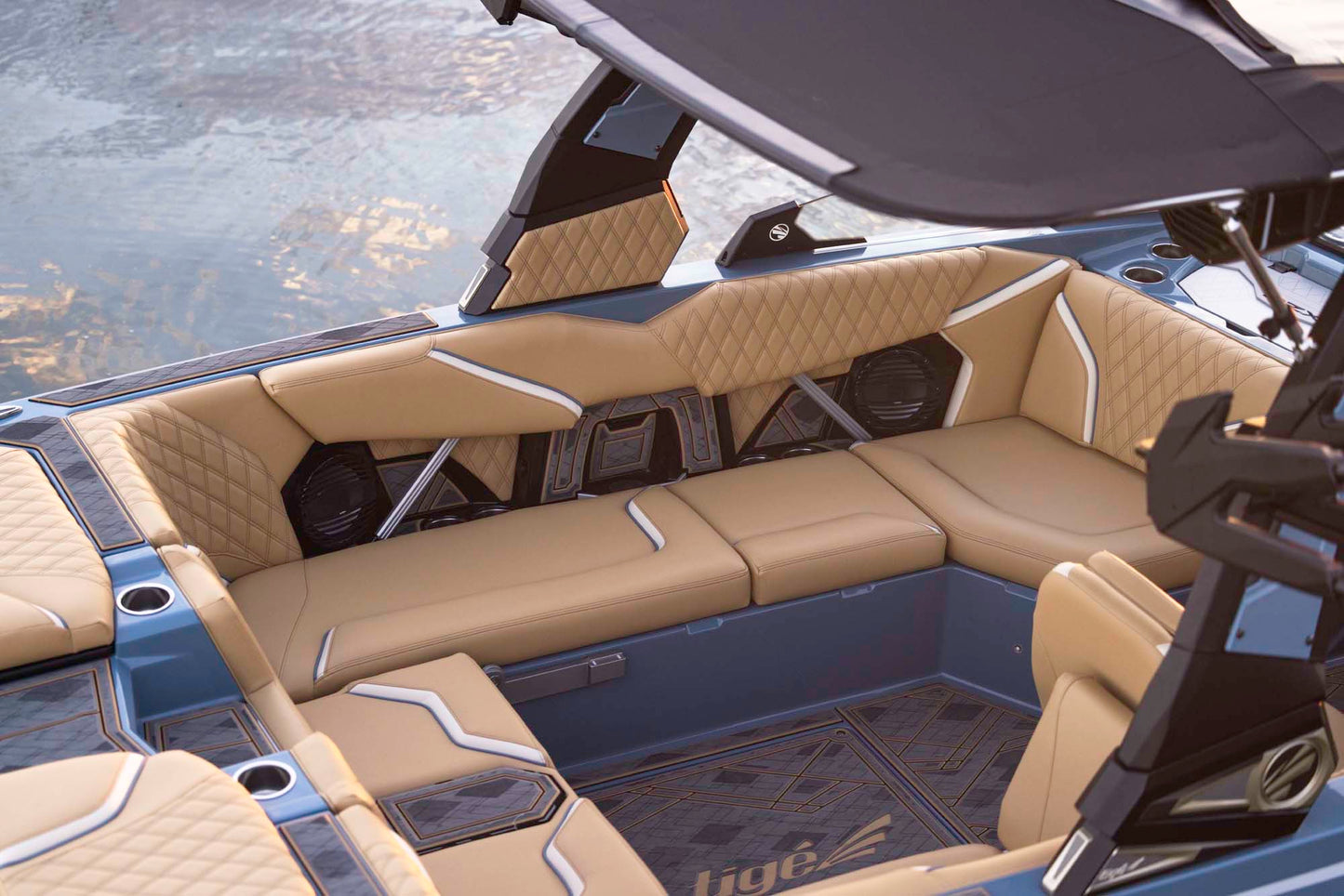 Tige 22RZX 2025 / 22′5″ (6.83 m) / Seating 16 / Price on Request