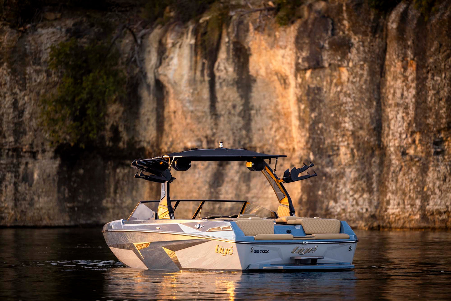 Tige 22RZX 2025 / 22′5″ (6.83 m) / Seating 16 / Price on Request