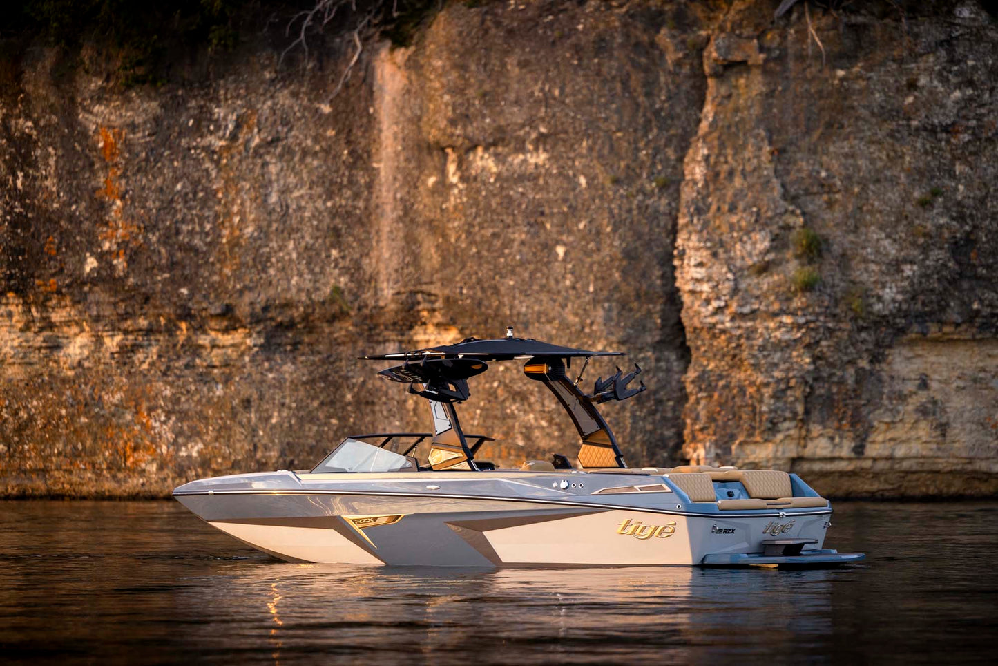Tige 22RZX 2025 / 22′5″ (6.83 m) / Seating 16 / Price on Request