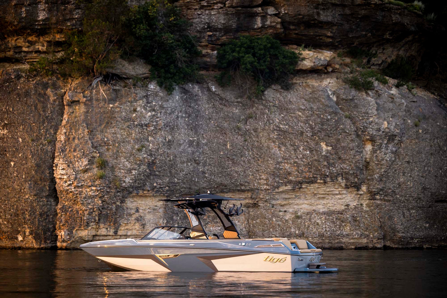 Tige 22RZX 2025 / 22′5″ (6.83 m) / Seating 16 / Price on Request