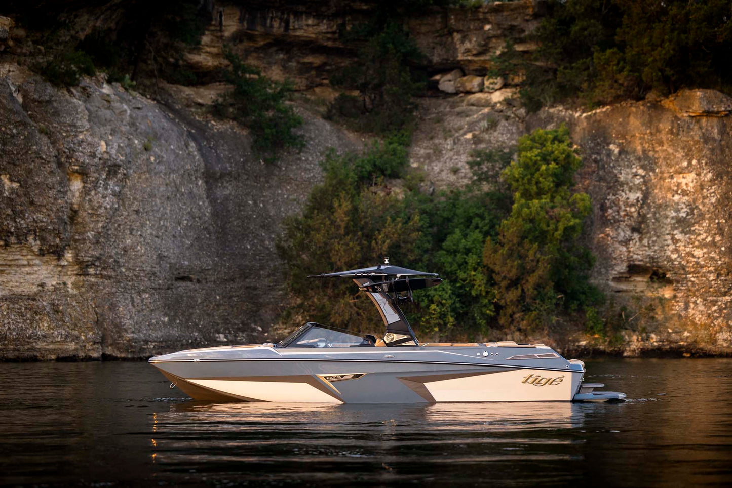 Tige 22RZX 2025 / 22′5″ (6.83 m) / Seating 16 / Price on Request