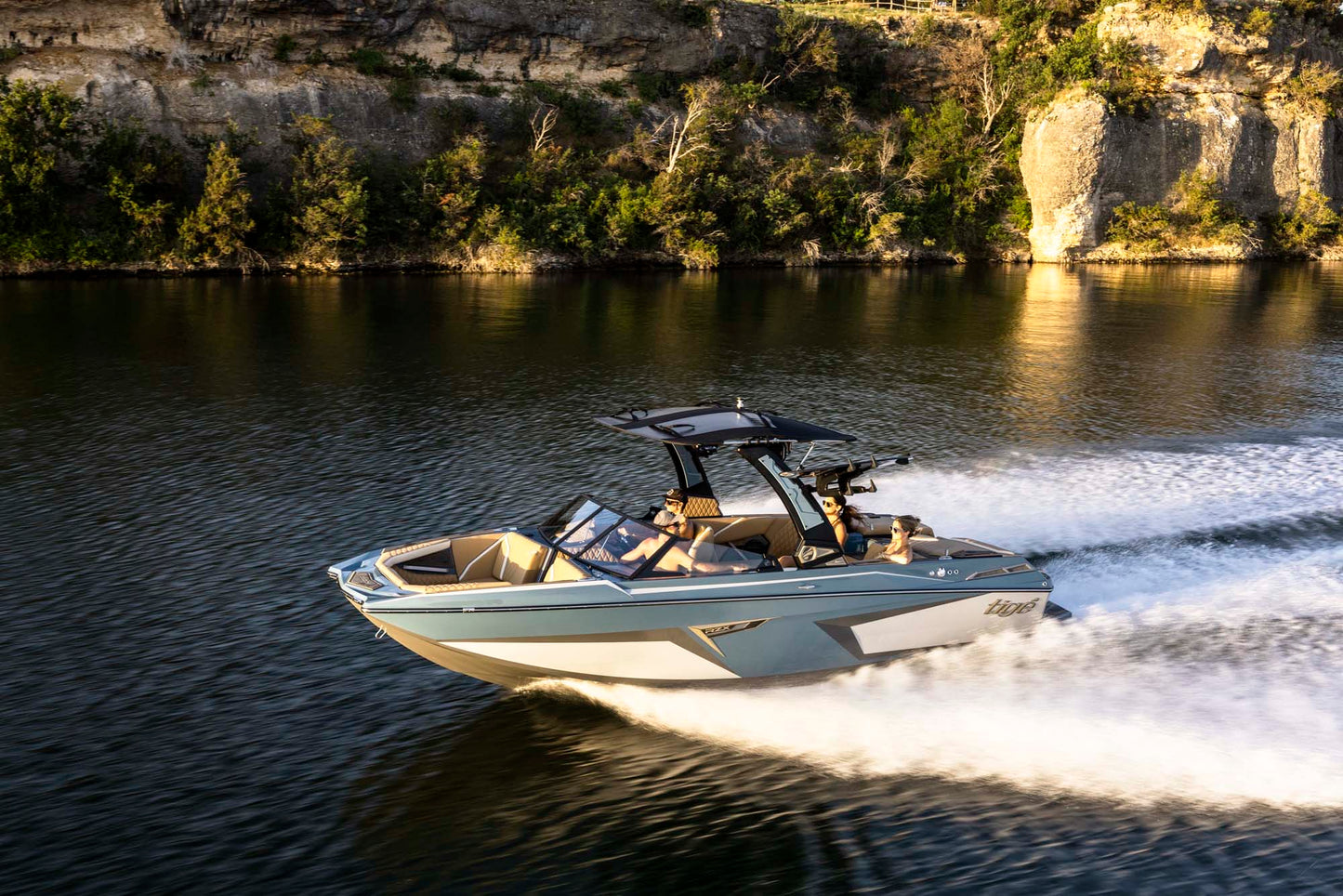 Tige 22RZX 2025 / 22′5″ (6.83 m) / Seating 16 / Price on Request