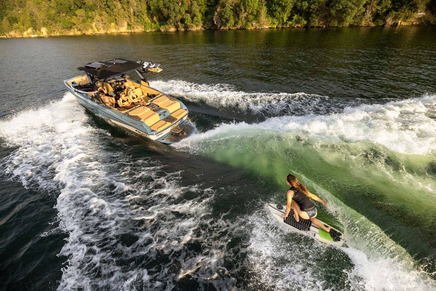 Tige 22RZX 2025 / 22′5″ (6.83 m) / Seating 16 / Price on Request