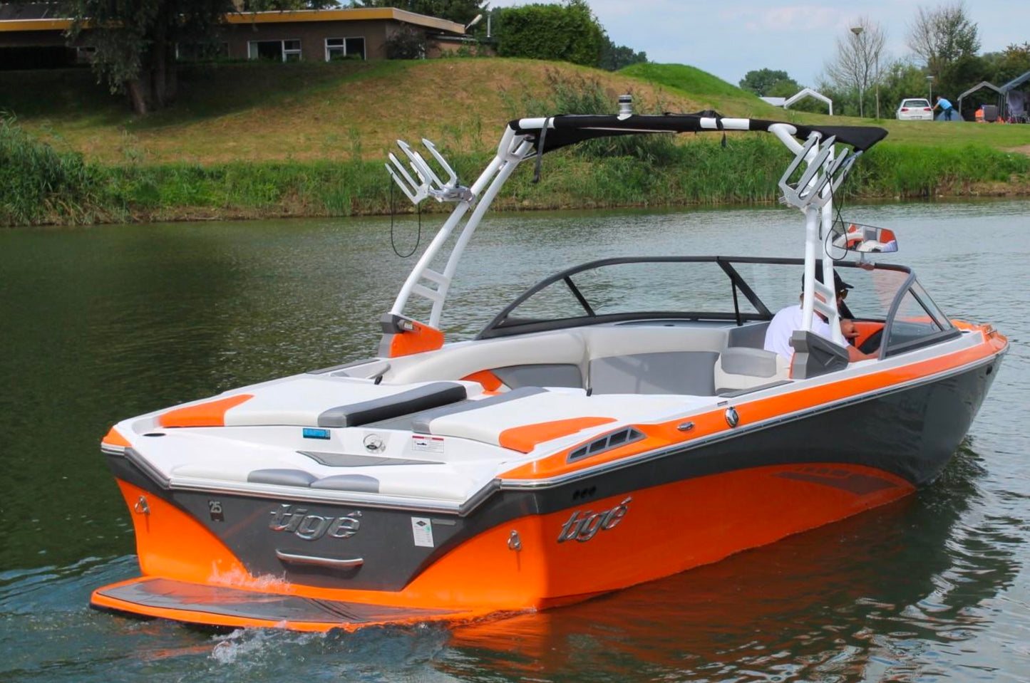 Катер Tige R21 2016 / 21'7" (6.6 м.) / Мест 14 / Бельгия / Цена €73.5k