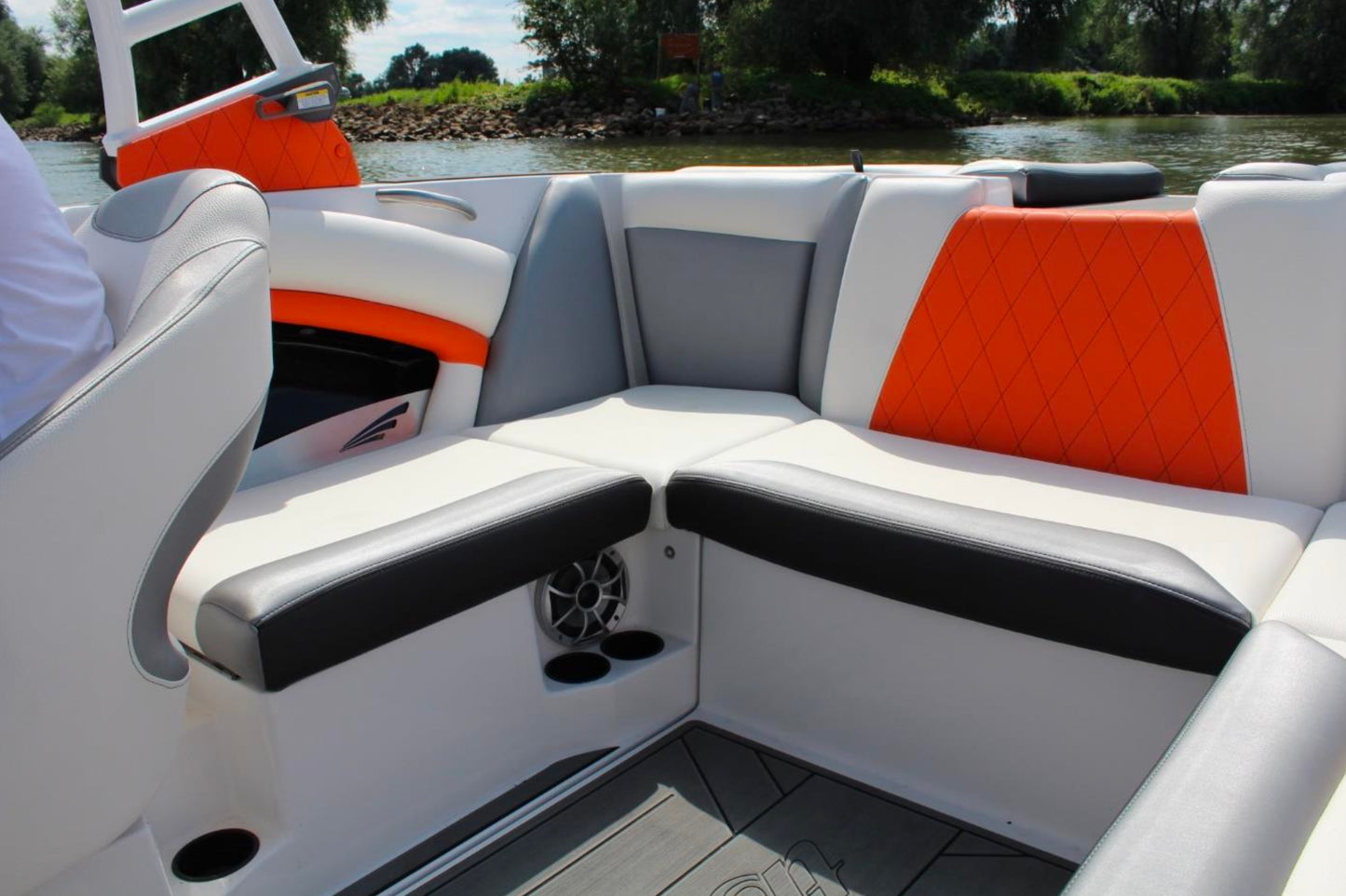 Катер Tige R21 2016 / 21'7" (6.6 м.) / Мест 14 / Бельгия / Цена €73.5k