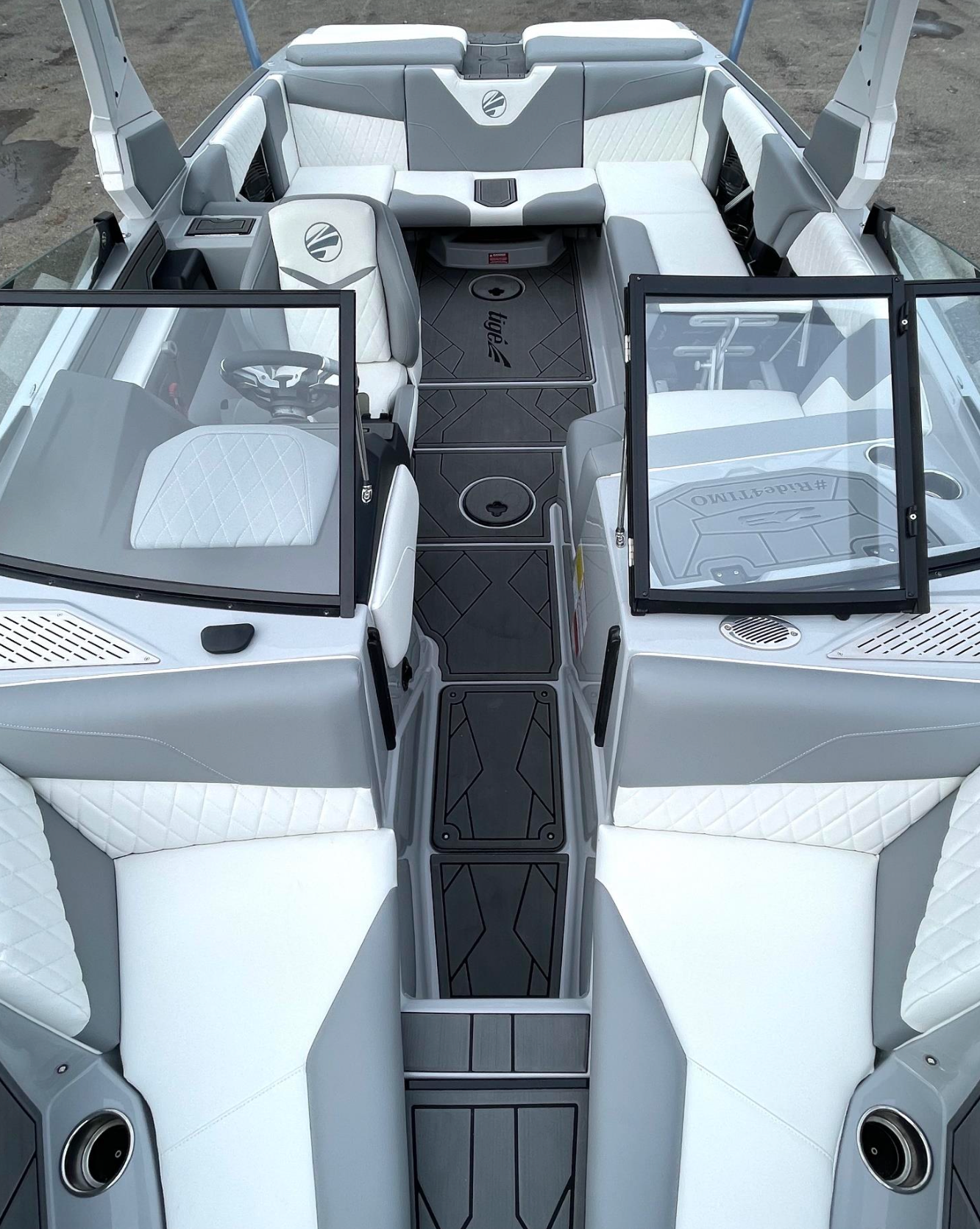 Tige Z3 2023 / 23′ (7.2 m) / Seating 16 / Germany / Price €143k