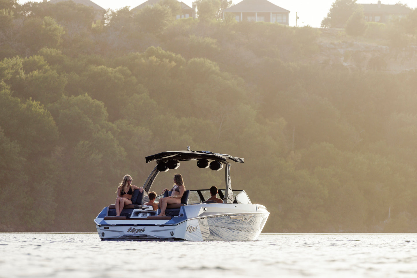 Tige Ultré 23ZX 2025 / 23′5″ (7.12 m) / Seating 16 / Price on Request